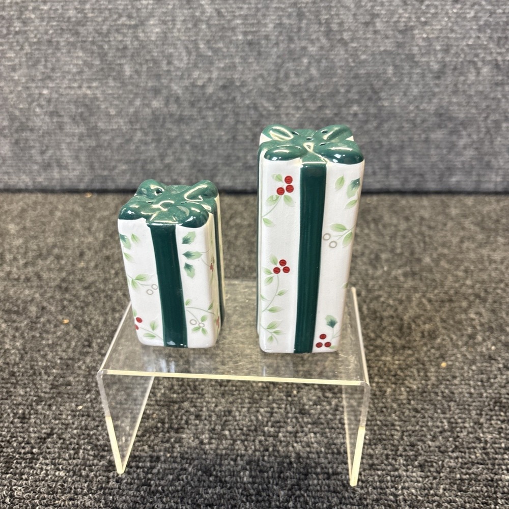 Pfaltzgraff Winterberry~Salt & Pepper Shaker Set~Christmas Presents Green Bow